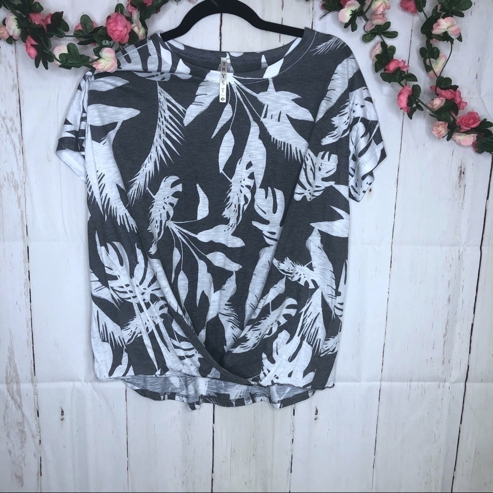 𝅺TRYST GREY AND WHITE TOP with front knot